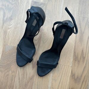 Minimal Schutz Heels